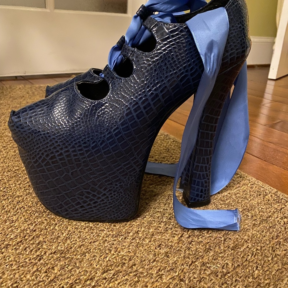 Vivienne west insp1r3d ghillie court pump